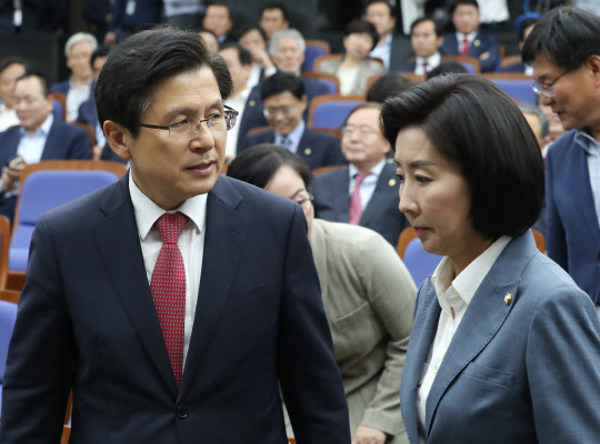 황교안 한국당 대표(왼쪽)와 나경원 원내대표가 29일 국회에서 열린 의원총회에 참석하고 있다.   연합뉴스